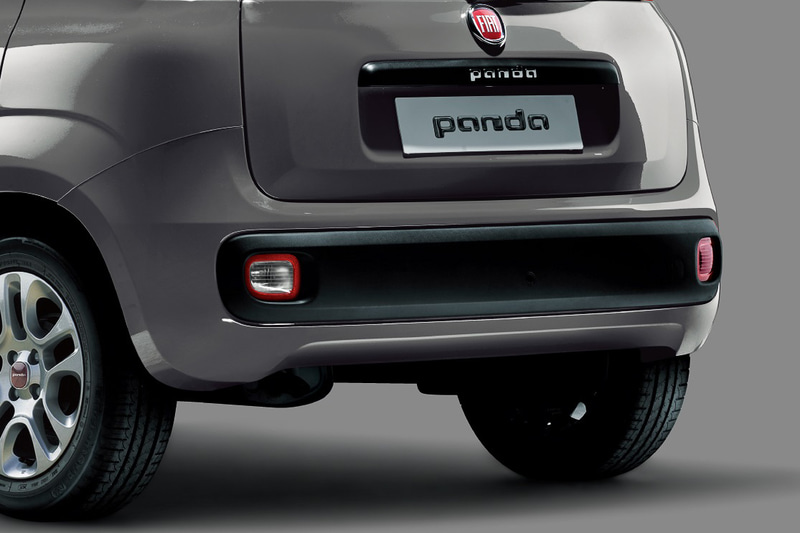 車庫入れなどのシーンで活躍するリアパーキングセンサーを特別装備