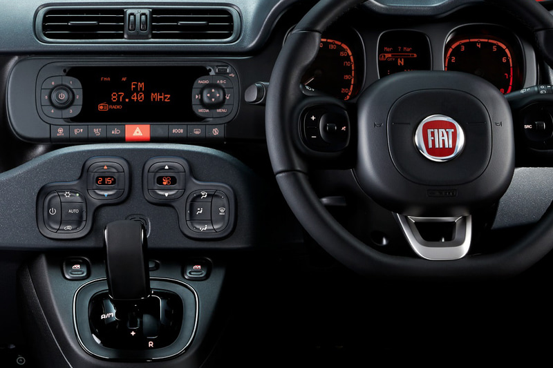 フルオートエアコン、シートヒーター（前席）などによって快適性を高め、ブラック/レッドの2トーンシートで個性を強調