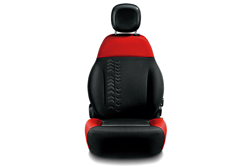 フルオートエアコン、シートヒーター（前席）などによって快適性を高め、ブラック/レッドの2トーンシートで個性を強調