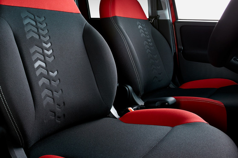 フルオートエアコン、シートヒーター（前席）などによって快適性を高め、ブラック/レッドの2トーンシートで個性を強調