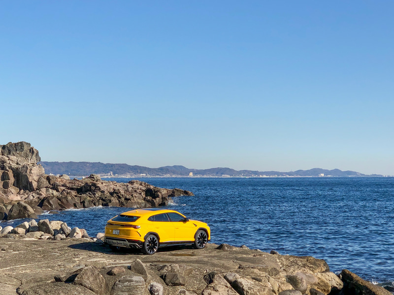 まるで大西洋の最西端であるロカ岬に来たような？　小田原市のとある有料駐車場からの絶景。東京からは、東名高速道路から小田原厚木道路を経由して西湘バイパスを通過し、国道135号線を走っていくと、ゆるい左カーブの手前に脇にそれる道があり、そこを入っていくと到着します。釣りを楽しむ人などが使う場所なので、マナーを守って楽しみましょうね