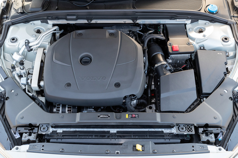 「T4」は最高出力140kW（190PS）/5000rpm、最大トルク300Nm（30.6kgfm）/1400-4000rpmを発生する直列4気筒DOHC 2.0リッター直噴ターボ「B420」型エンジンを搭載