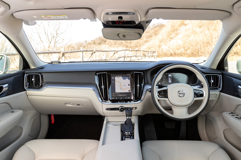 S60 T4 Momentum レザーパッケージ装着車のインテリア。上級モデルの90シリーズと同機能を有するフロントシートを採用し、マッサージ機能やベンチレーション機能（Inscription グレードに標準装備）など、快適装備を充実させている