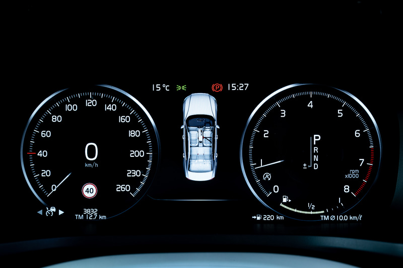 S60 T4 Momentum レザーパッケージ装着車のインテリア。上級モデルの90シリーズと同機能を有するフロントシートを採用し、マッサージ機能やベンチレーション機能（Inscription グレードに標準装備）など、快適装備を充実させている