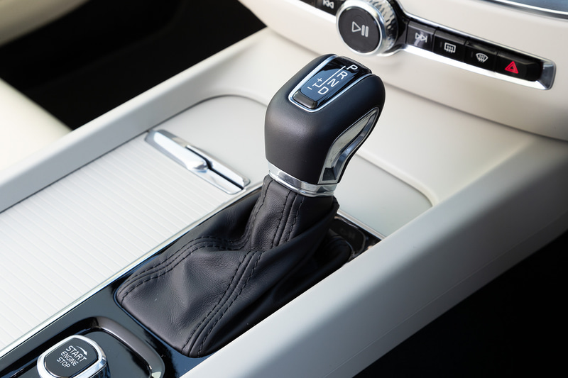 S60 T4 Momentum レザーパッケージ装着車のインテリア。上級モデルの90シリーズと同機能を有するフロントシートを採用し、マッサージ機能やベンチレーション機能（Inscription グレードに標準装備）など、快適装備を充実させている