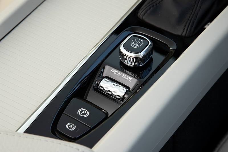 S60 T4 Momentum レザーパッケージ装着車のインテリア。上級モデルの90シリーズと同機能を有するフロントシートを採用し、マッサージ機能やベンチレーション機能（Inscription グレードに標準装備）など、快適装備を充実させている