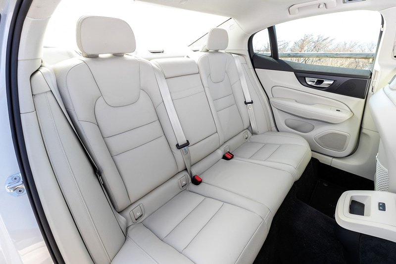 S60 T4 Momentum レザーパッケージ装着車のインテリア。上級モデルの90シリーズと同機能を有するフロントシートを採用し、マッサージ機能やベンチレーション機能（Inscription グレードに標準装備）など、快適装備を充実させている