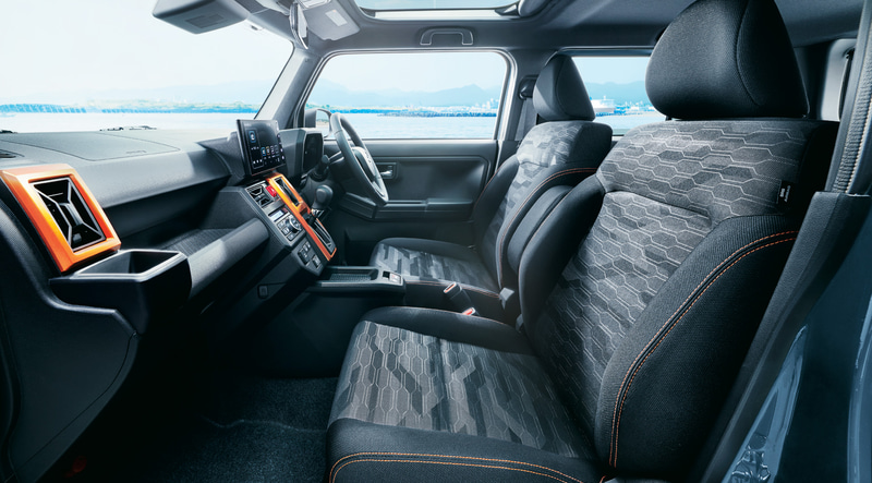 気分を高めるようなデザインのインテリア。インパネまわりのレイアウトは、操作のしさすさも考慮されている。また、指1本で簡単操作できる電動パーキングブレーキをダイハツとして初採用。足が疲れにくくなるオートブレーキホールド機能を備えて、利便性や快適性を向上。駐車券を取るようなシチュエーションでの安心感も高めた