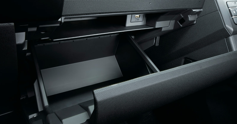 2層構造のグローブボックスは上段にETC、ドライブレコーダー本体、Wi-Fiルーターといったオプション品を収納可能