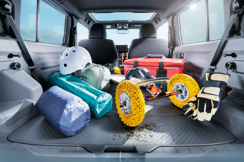 リアシートバック背面とフレキシブルボードは防汚仕様のものを採用。汚れを簡単に拭き取れるので、汚れた荷物も気軽に積み込める