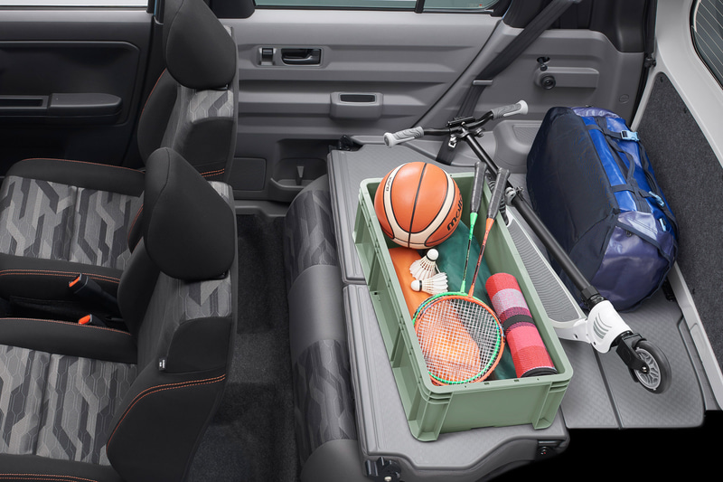 リアシートバックを前倒しすると、フルフラットで広々としたラゲッジルームが出現