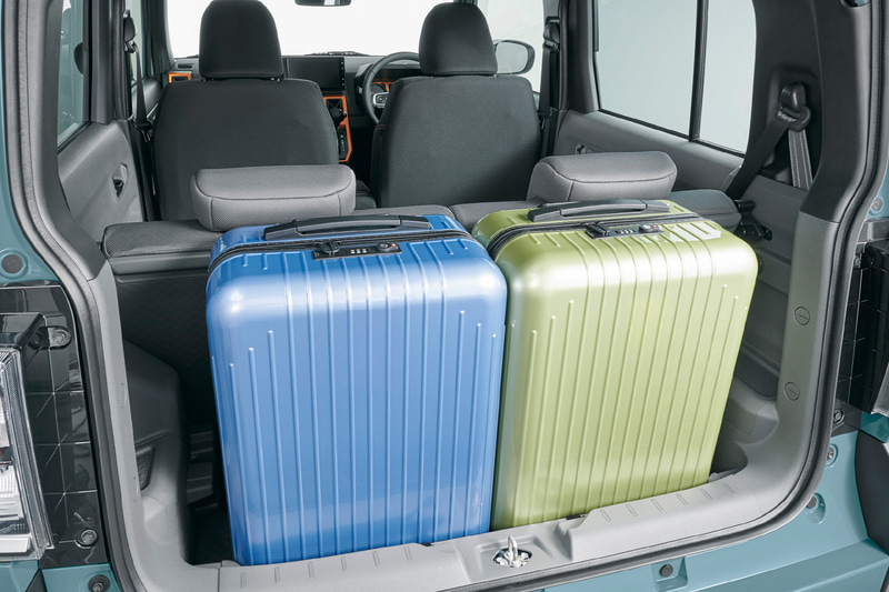 フレキシブルボードを下段にすることで背の高いスーツケースも安定して載せられる