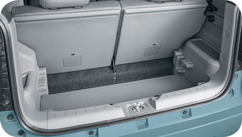 ラゲッジの高さを2段階に変えられるフレキシブルボードを採用。立てかけて使用する際に、ショッピングバッグを引っ掛けられるフックを2か所に設置。フレキシブルボードを立てかけて利用すれば、背の高い荷物を載せつつ、フックも使える