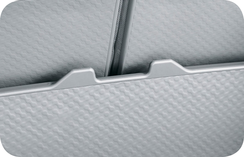 ラゲッジの高さを2段階に変えられるフレキシブルボードを採用。立てかけて使用する際に、ショッピングバッグを引っ掛けられるフックを2か所に設置。フレキシブルボードを立てかけて利用すれば、背の高い荷物を載せつつ、フックも使える