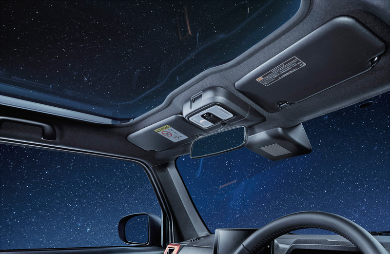 全車標準装備のガラスルーフ「スカイフィールトップ」により、圧倒的な開放感が得られる。スカイフィールトップはUV＆IRカット機能を備えるほか、開閉可能なシェードも付く