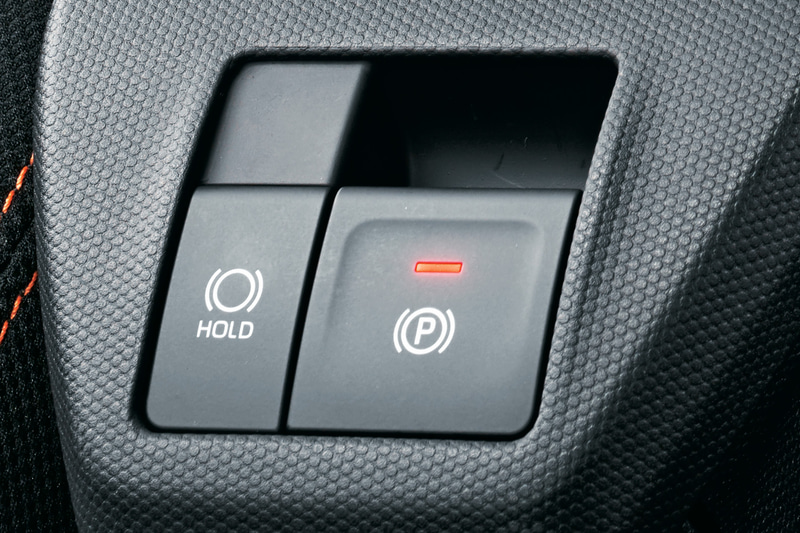 気分を高めるようなデザインのインテリア。インパネまわりのレイアウトは、操作のしさすさも考慮されている。また、指1本で簡単操作できる電動パーキングブレーキをダイハツとして初採用。足が疲れにくくなるオートブレーキホールド機能を備えて、利便性や快適性を向上。駐車券を取るようなシチュエーションでの安心感も高めた