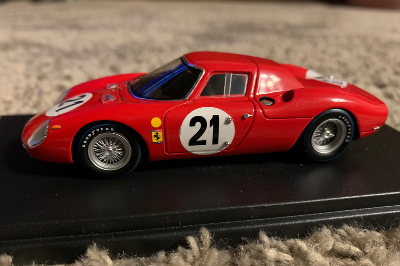 「フェラーリ 250LM」。1965年のル・マン24時間レースでマステン・グレゴリー/ヨッヘン・リントの優勝車。波乱のル・マンだった。ワークスは参加を拒否したので、かたちとしては準ワークス扱いとなった