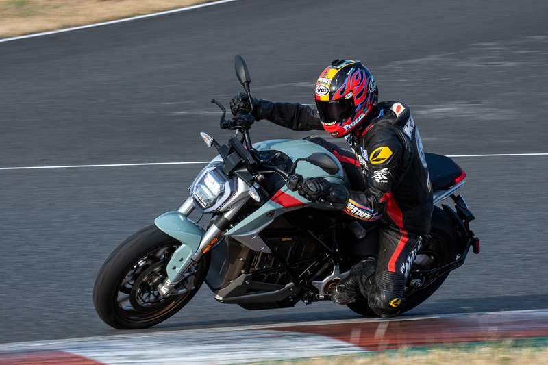 サーキットを走行するZero MotorCycles「SR/F」