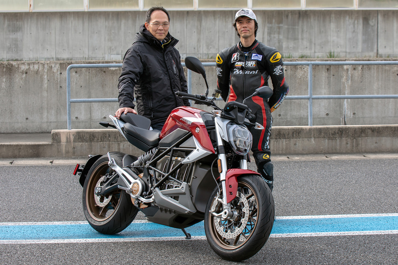 左が株式会社MSソリューションズの塩川正明氏。右はゲストライダーの岸本ヨシヒロ氏