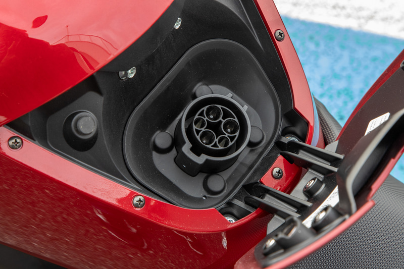 SAE J1772コネクター。SR/Fは急速充電に対応していない