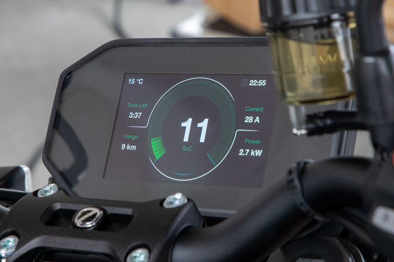 充電中はメーターに状況を表示できる