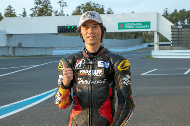 日本を代表する電動バイクライダーでもある岸本氏。国内ロードレースに参戦していたが「面白い乗り物を作りたい、乗りたい」という気持ちから電動バイクの世界に参入。その後、マン島TTやPPHCへの挑戦を行なっている。そうした挑戦を通じて海外の電動バイク業界ともつながりがある