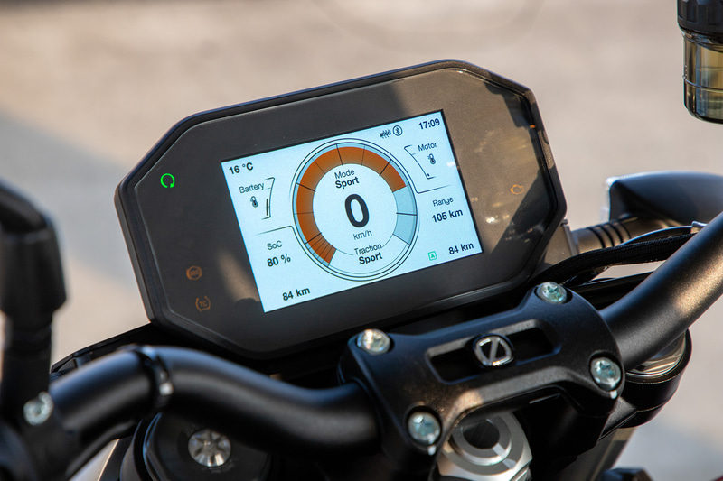 スポーツモード。SR/Fではボッシュ製のスタビリティコントローラーを搭載しているので、大トルクモーターであってもスタート時の不用意なウイリー、加速時のホイールスピンも抑えられている