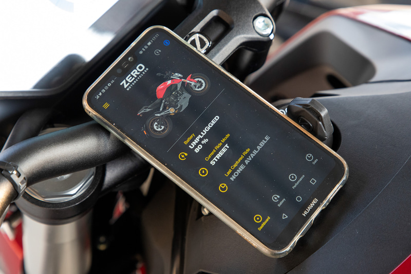 カスタムモードと専用のスマートフォンアプリを使うことで出力特性やトラクション設定をライダーの好みに設定できる。現状表記は英語のみのようだ