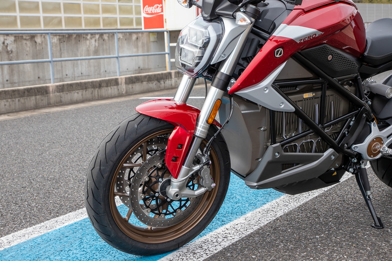 サスペンションは前後ともショーワ製のフルアジャスタブル