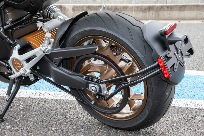 モーターの軸とスイングアームのピボット位置がほぼ同じと言う部分もガソリンエンジン車にはない部分とのこと