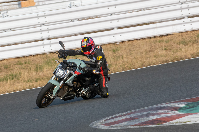 SR/Fの走行シーン。大型バイクながらヒラヒラ感があってコーナリングも得意という。スタビリティコントローラーにより、大トルクながら安心してスロットルを開けていける