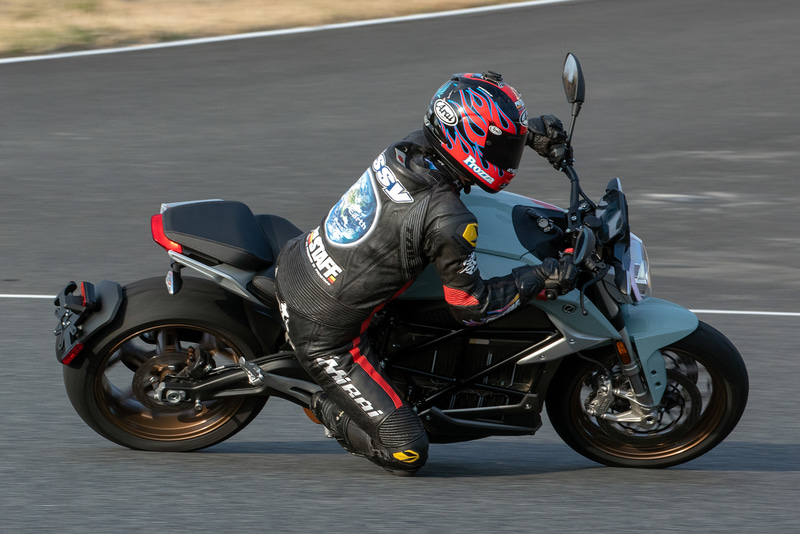 SR/Fの走行シーン。大型バイクながらヒラヒラ感があってコーナリングも得意という。スタビリティコントローラーにより、大トルクながら安心してスロットルを開けていける