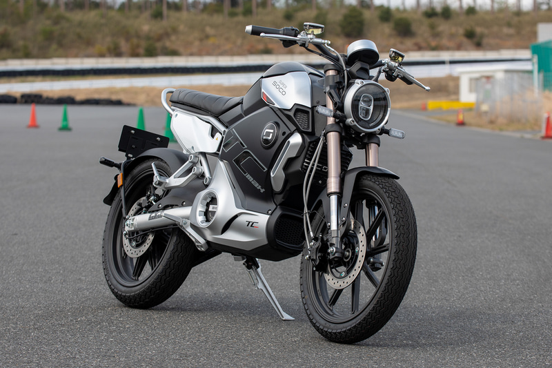 定格出力4.5kWのTCmax。軽2輪となる。予価は44万8000円（税別）でスポークホイール仕様もある。モーターはSUPER SOCO製でフレーム内に搭載し、ドライブベルトを介して駆動を伝える。体重75kgのライダーが45km/hで走行した際の航続距離は110km。バッテリーはリチウムイオンバッテリーで充電時間は8～9時間
