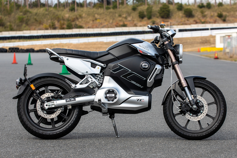 定格出力4.5kWのTCmax。軽2輪となる。予価は44万8000円（税別）でスポークホイール仕様もある。モーターはSUPER SOCO製でフレーム内に搭載し、ドライブベルトを介して駆動を伝える。体重75kgのライダーが45km/hで走行した際の航続距離は110km。バッテリーはリチウムイオンバッテリーで充電時間は8～9時間