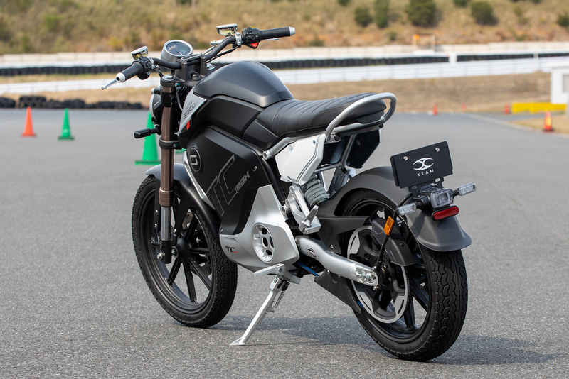 定格出力4.5kWのTCmax。軽2輪となる。予価は44万8000円（税別）でスポークホイール仕様もある。モーターはSUPER SOCO製でフレーム内に搭載し、ドライブベルトを介して駆動を伝える。体重75kgのライダーが45km/hで走行した際の航続距離は110km。バッテリーはリチウムイオンバッテリーで充電時間は8～9時間