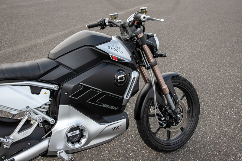 TCmaxをはじめTCシリーズはダミータンク内にバッテリーが入る作り。電圧は100Vなので家庭用電源で充電できる。また、バッテリーは取り外せるので家の中に持ち込んでの充電も可能