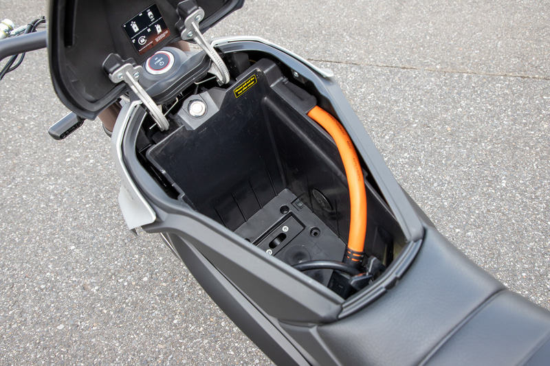 TCmaxをはじめTCシリーズはダミータンク内にバッテリーが入る作り。電圧は100Vなので家庭用電源で充電できる。また、バッテリーは取り外せるので家の中に持ち込んでの充電も可能