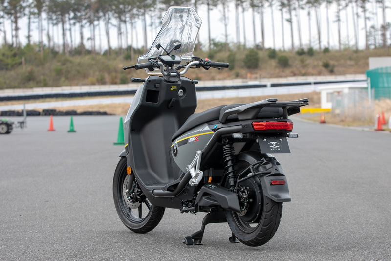 定格出力4kW、ビッグスクータータイプのCPX。こちらも軽2輪の区分。価格は1バッテリーモデルで42万8000円（税別）、2バッテリーモデルで49万8000円（税別）。シート下にリチウムイオンバッテリーを2個搭載でき、2バッテリー時は140km、1バッテリー時は70kmの航続距離となっている（体重90kgのライダーが45km/hで定地走行した場合）。モーターはSUPER SOCO製でFOCベクトルコントローラーを装備。最高速は90km/hとなっている