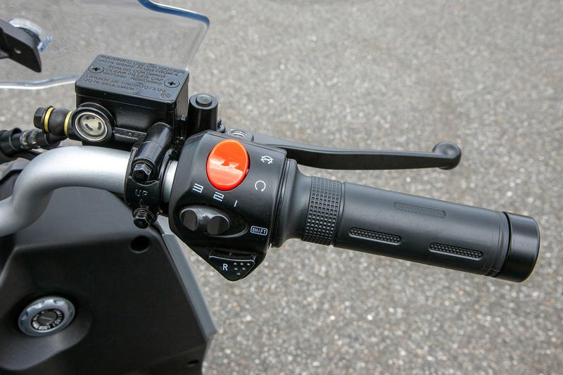 右スイッチボックスにある「R」ボタンはリバーススイッチ。バック走行が可能なので、坂道の下り側向きにフロントから駐車した際でも脱出が容易。1～3の目盛りは走行モード切替スイッチ