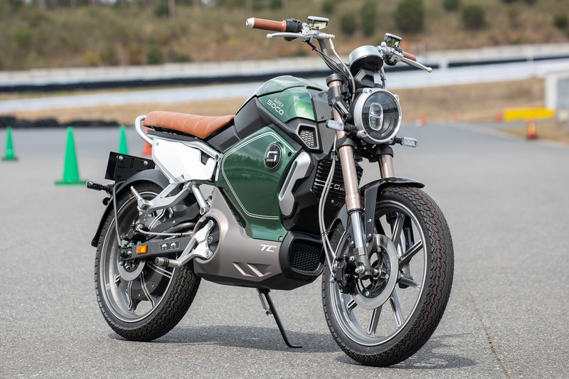 定格出力1kWのTC。原付2種の区分となる。価格は1バッテリーモデルで29万8000円（税別）、2バッテリーモデルで39万8000円（税別）。最高速度は75km/hで、モーターはボッシュ製の17インチ高性能パワーモーターを採用。FOCベクトルコントローラーも装備する。モーターはリアホイールに組み込まれている。リチウムイオンバッテリーは2個搭載可能で、航続距離は2バッテリー時で110～120km、1バッテリーで55～60km（ともに75kgのライダーが45km/hで定地走行した場合）だ