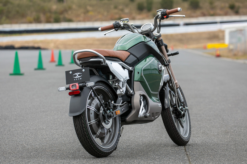 定格出力1kWのTC。原付2種の区分となる。価格は1バッテリーモデルで29万8000円（税別）、2バッテリーモデルで39万8000円（税別）。最高速度は75km/hで、モーターはボッシュ製の17インチ高性能パワーモーターを採用。FOCベクトルコントローラーも装備する。モーターはリアホイールに組み込まれている。リチウムイオンバッテリーは2個搭載可能で、航続距離は2バッテリー時で110～120km、1バッテリーで55～60km（ともに75kgのライダーが45km/hで定地走行した場合）だ