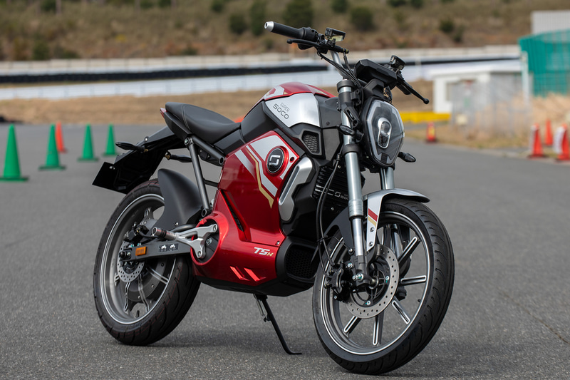 定格出力1kWのTSX。原付2種の区分となる。価格は1バッテリーモデルで29万8000円（税別）、2バッテリーモデルで39万8000円（税別）。こちらもボッシュ製の17インチ高性能パワーモーターとFOCベクトルコントローラーを搭載。最高速度は75km/hとなっている。航続距離はTCと同じく2バッテリー時で110～120km、1バッテリーで55～60km（ともに75kgのライダーが45km/hで定地走行した場合）だ。