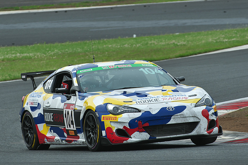 写真は2019年開催のもの。MORIZO選手の104号車