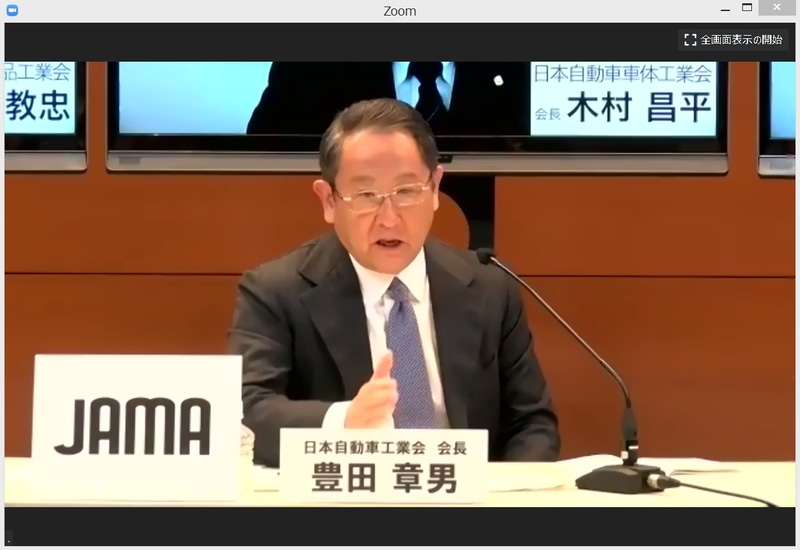 質疑応答で回答する豊田会長