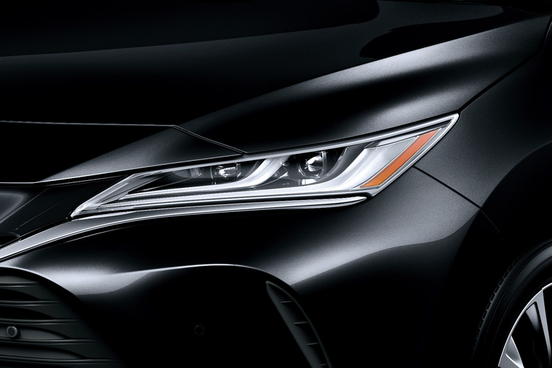 後方側をキックアップさせた2つのL字型デイタイムランニングランプ「シグネチャーランプ」を新採用