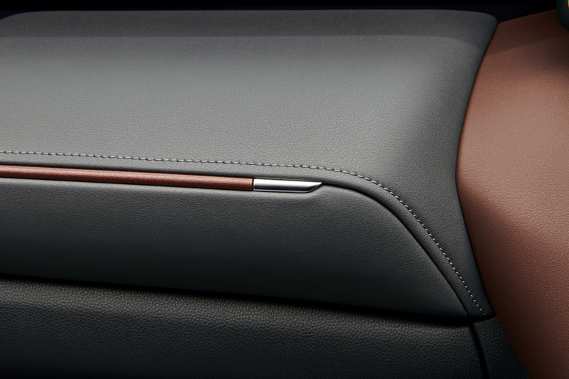 触り心地にもこだわったレザー調加飾を採用