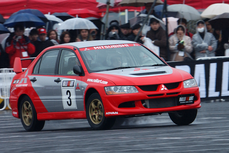 三菱は2003年にはすでにラリーイベントを開催していて、開催される2004年の春にはワークスドライバー、ジル・パニッツィ選手も来日していますが、皮肉にもラリージャパン直前に三菱はWRCから撤退。ランサーWRC04が日本のファンの前で走ることはありませんでした（泣）