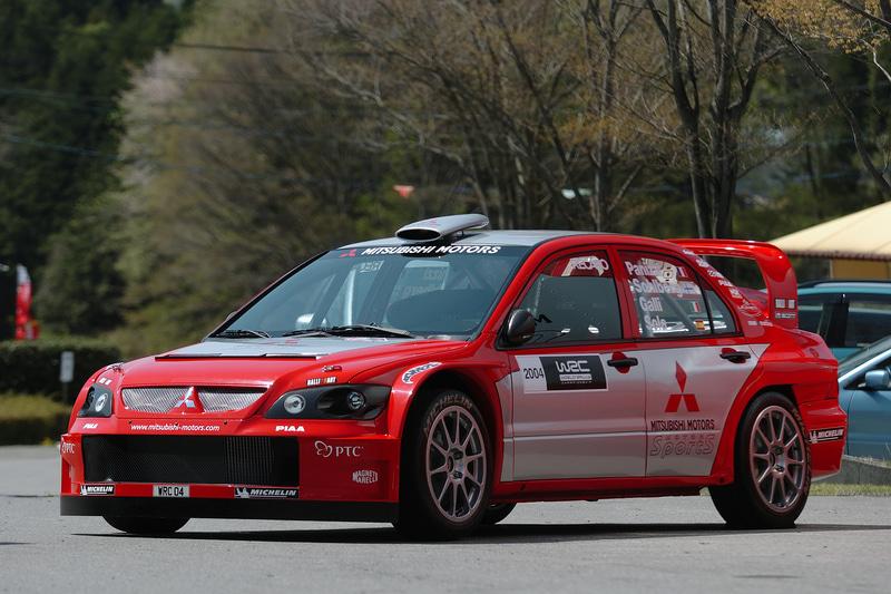 三菱は2003年にはすでにラリーイベントを開催していて、開催される2004年の春にはワークスドライバー、ジル・パニッツィ選手も来日していますが、皮肉にもラリージャパン直前に三菱はWRCから撤退。ランサーWRC04が日本のファンの前で走ることはありませんでした（泣）