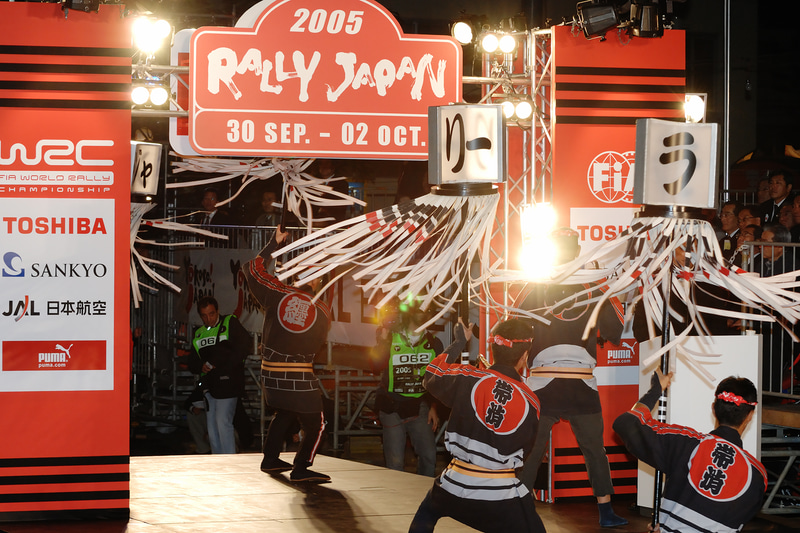 世界選手権だけに開催国の文化にちなんだ演出も多いWRCのセレモニアルスタート