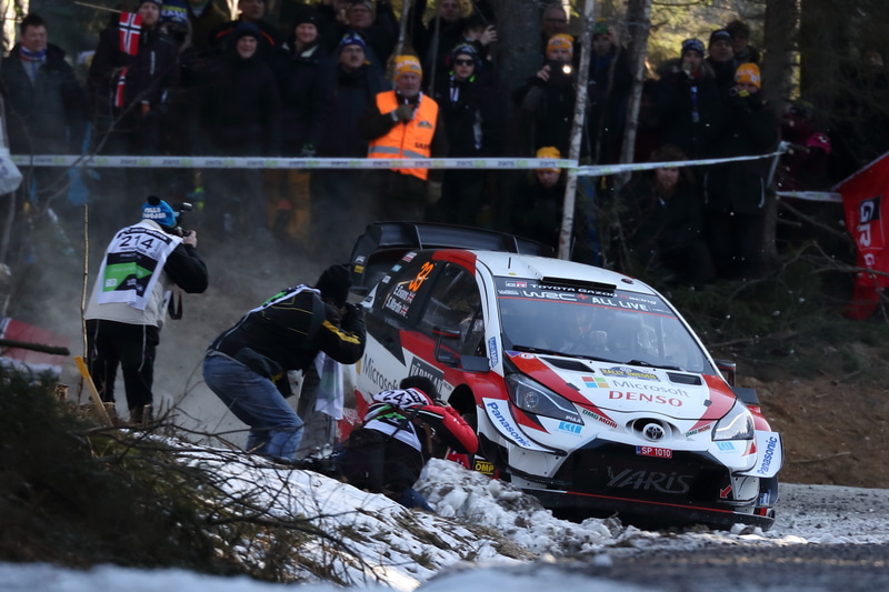 2020年スウェーデンで行なわれたWRC第2戦の模様です。一見とても危険に見える取材が許されているのも長い歴史の中で培われたノウハウや信頼関係あってのものかもしれません